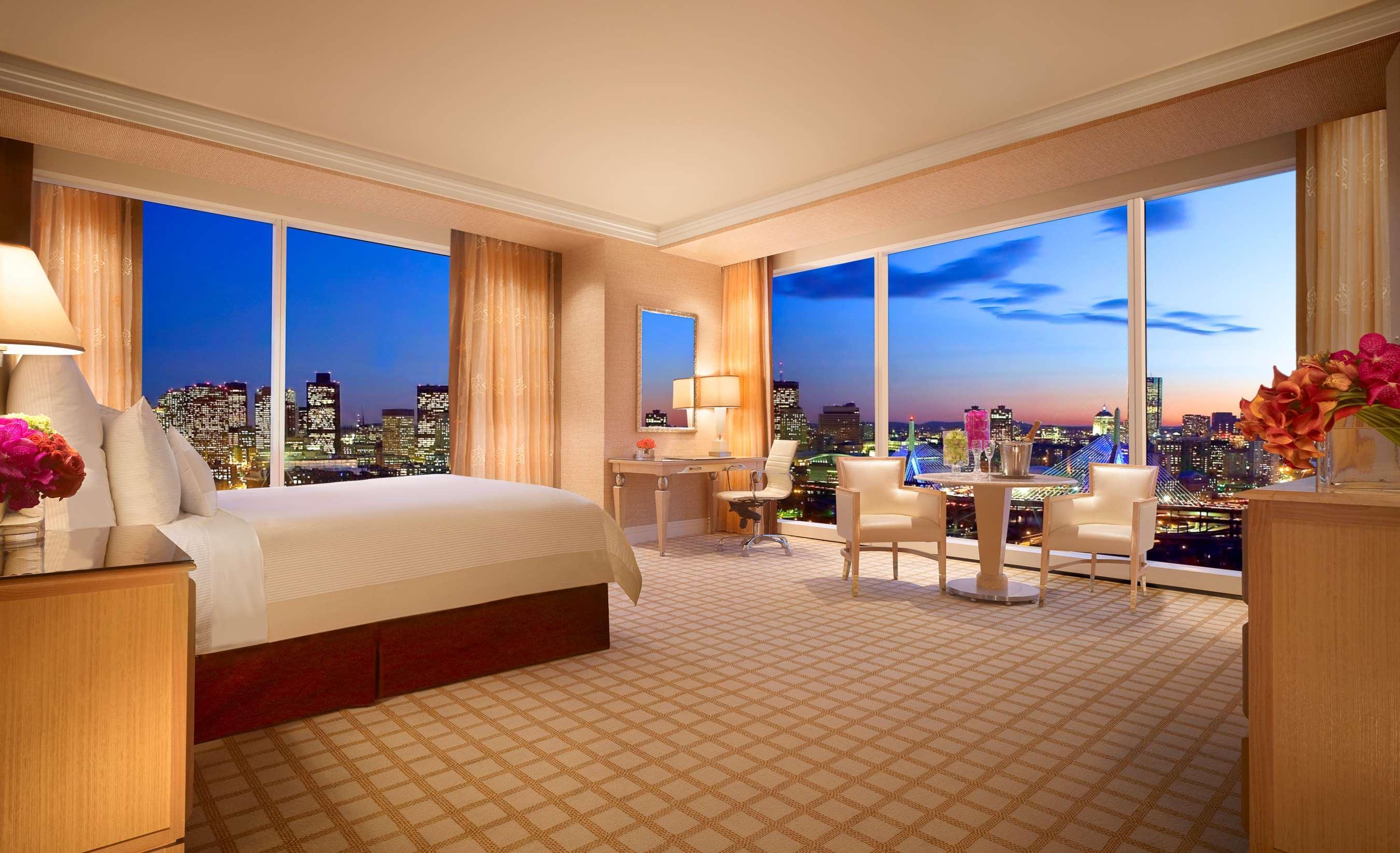 Encore Boston Harbor Everett Exterior foto A guest room at the Mandarin Oriental, New York