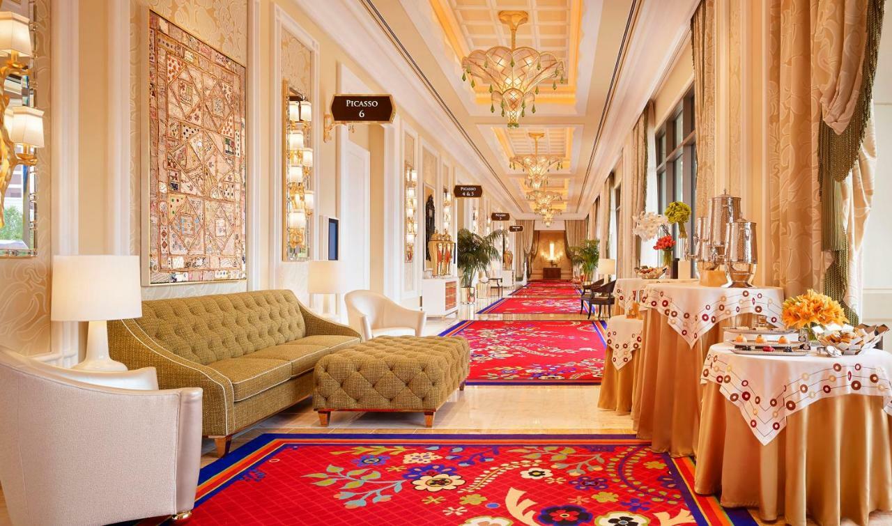 Encore Boston Harbor Everett Exterior foto The lobby of the hotel